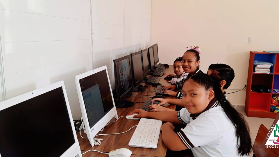 Sala de cómputo Centro Educativo Miguel Lara Vasallo